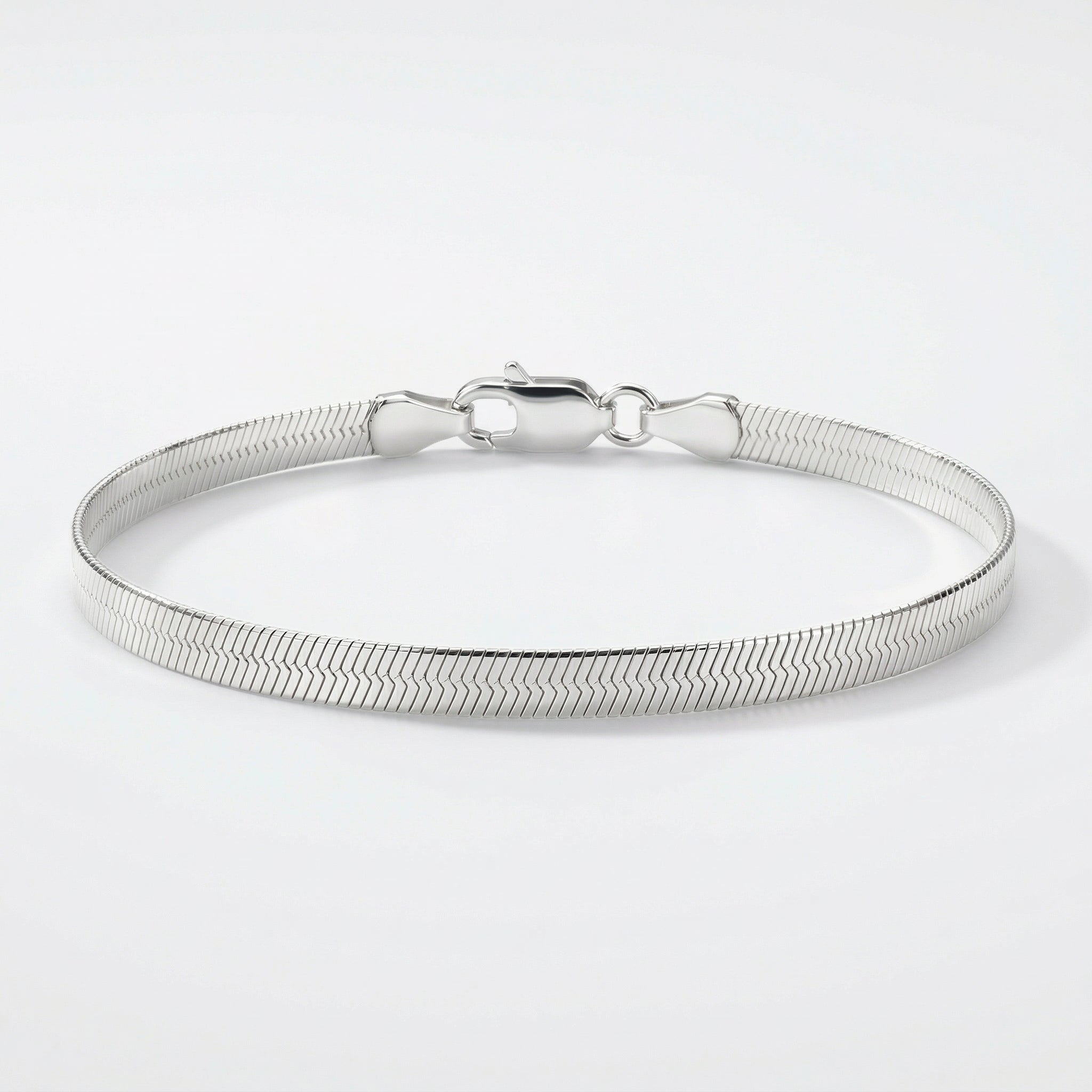 Pulseira Vega em prata 925 com corrente laminada fio 035 elo flat e textura espinhada, vista frontal