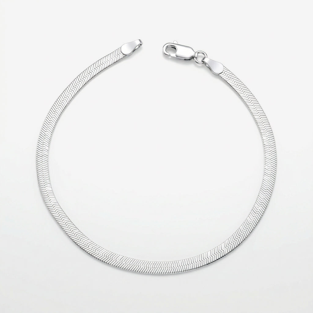 Pulseira Vega em prata 925 com corrente laminada elo flat textura espinhada e fecho lagosta, vista superior