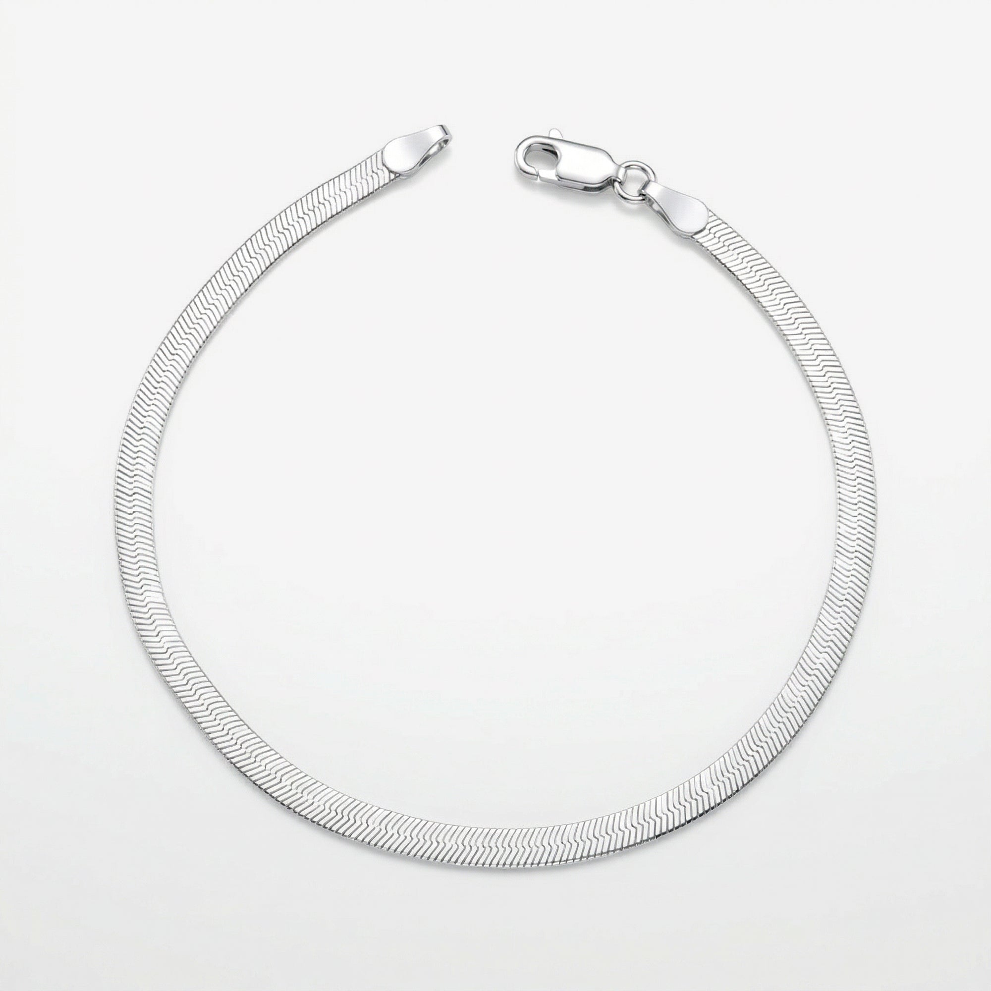 Pulseira Vega em prata 925 com corrente laminada elo flat textura espinhada e fecho lagosta, vista superior
