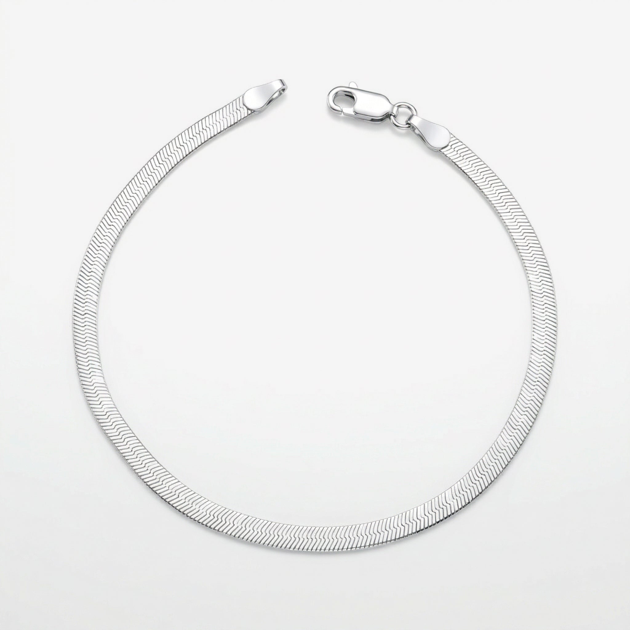Pulseira Vega em prata 925 com corrente laminada elo flat textura espinhada e fecho lagosta, vista superior