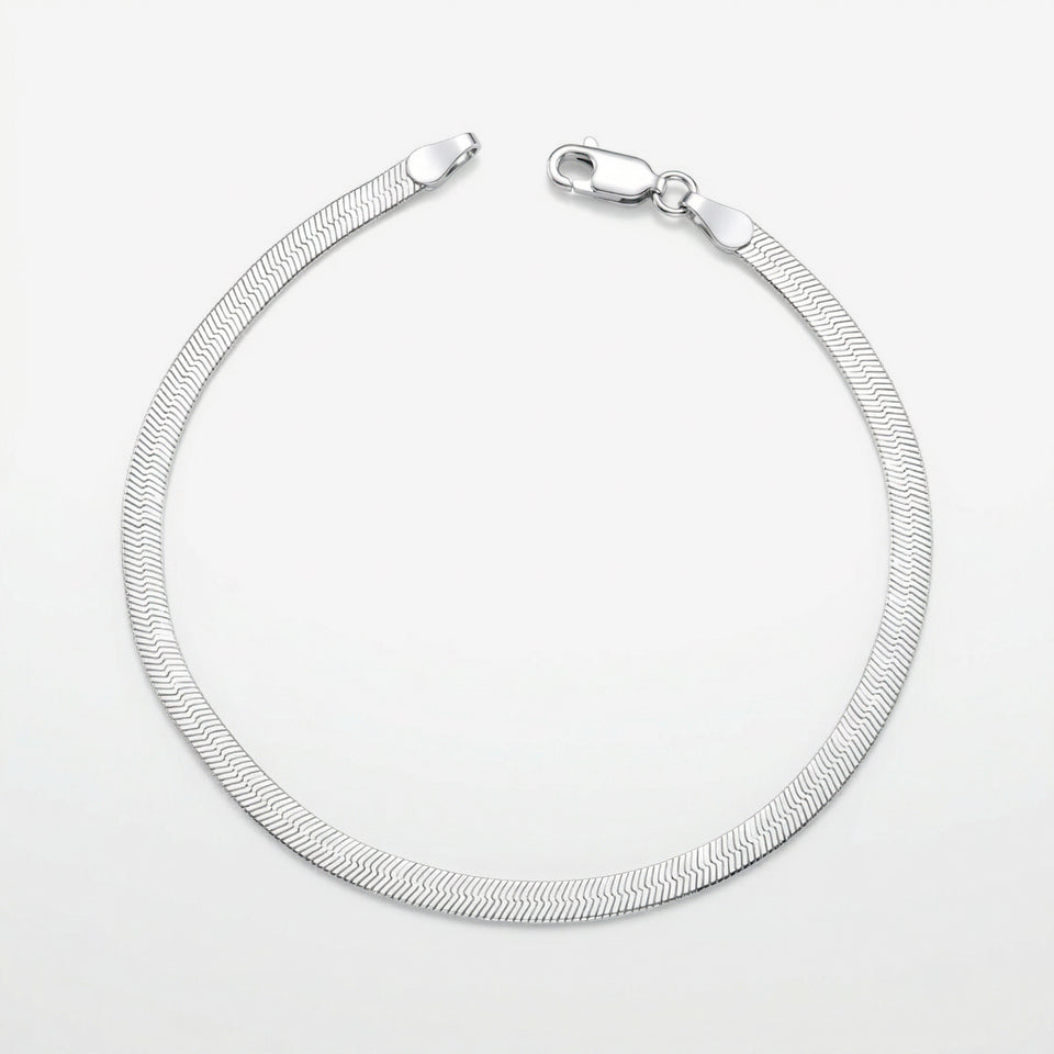 Pulseira Vega em prata 925 com corrente laminada elo flat textura espinhada e fecho lagosta, vista superior