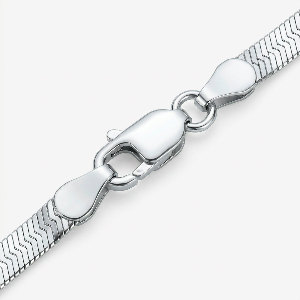 Detalhe do fecho lagosta da Pulseira Vega em prata 925 com corrente laminada elo flat