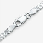 Detalhe do fecho lagosta da Pulseira Vega em prata 925 com corrente laminada elo flat