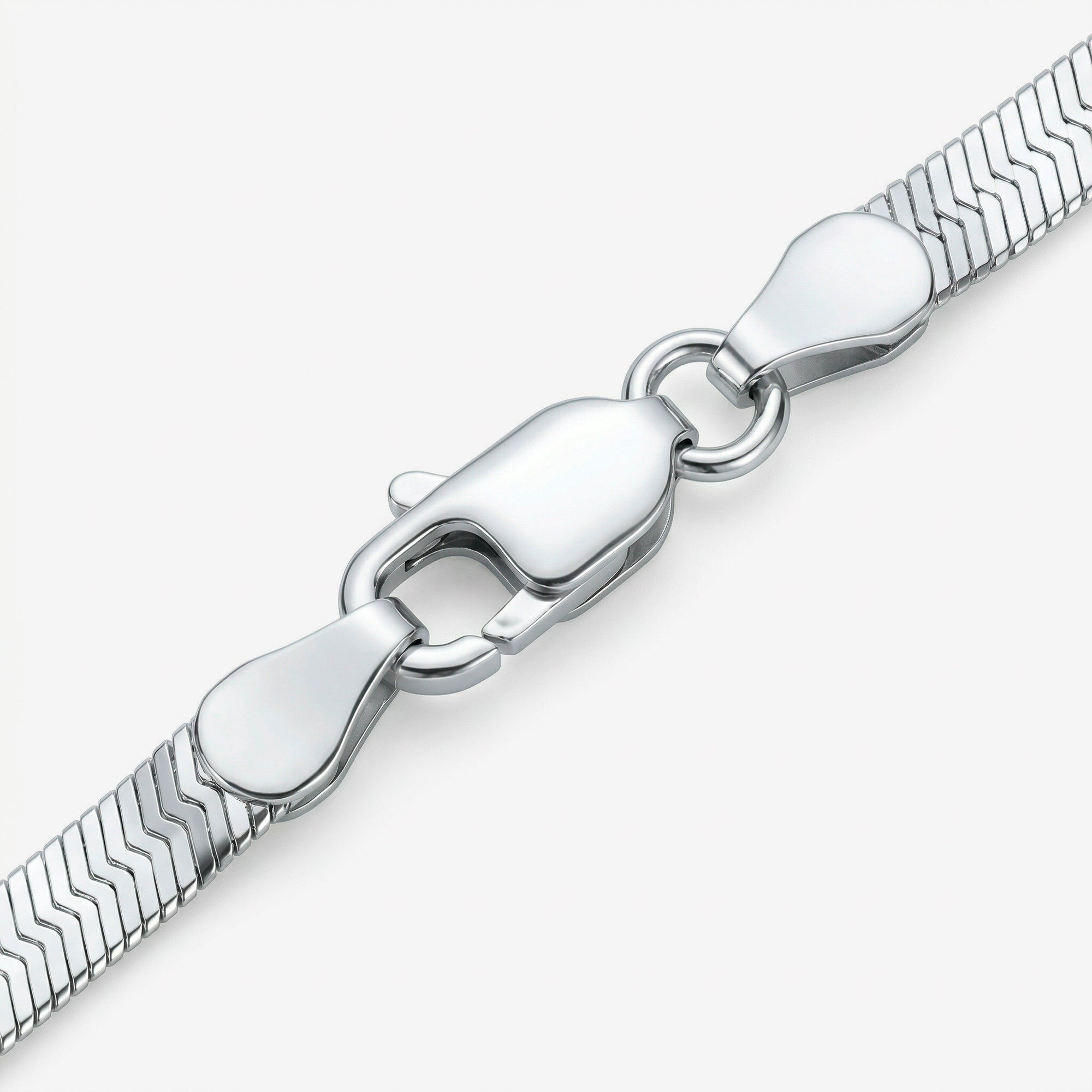 Detalhe do fecho lagosta da Pulseira Vega em prata 925 com corrente laminada elo flat