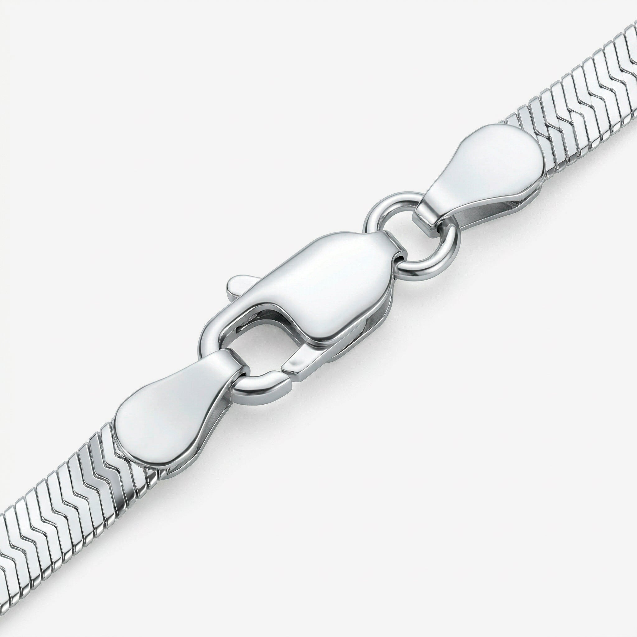Detalhe do fecho lagosta da Pulseira Vega em prata 925 com corrente laminada elo flat